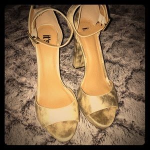 New gold heels 👠
